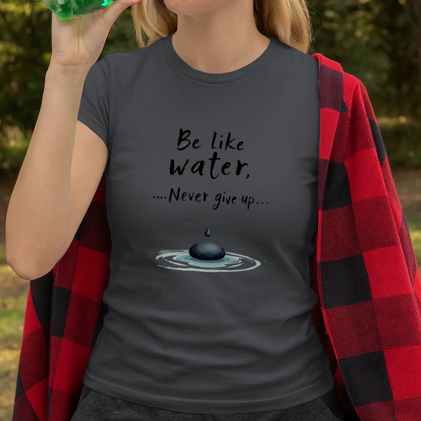 „Be Like Water“ T-Shirt – Minimalistisches Motivations-Shirt für starke Seelen mit inspirierendem Design.