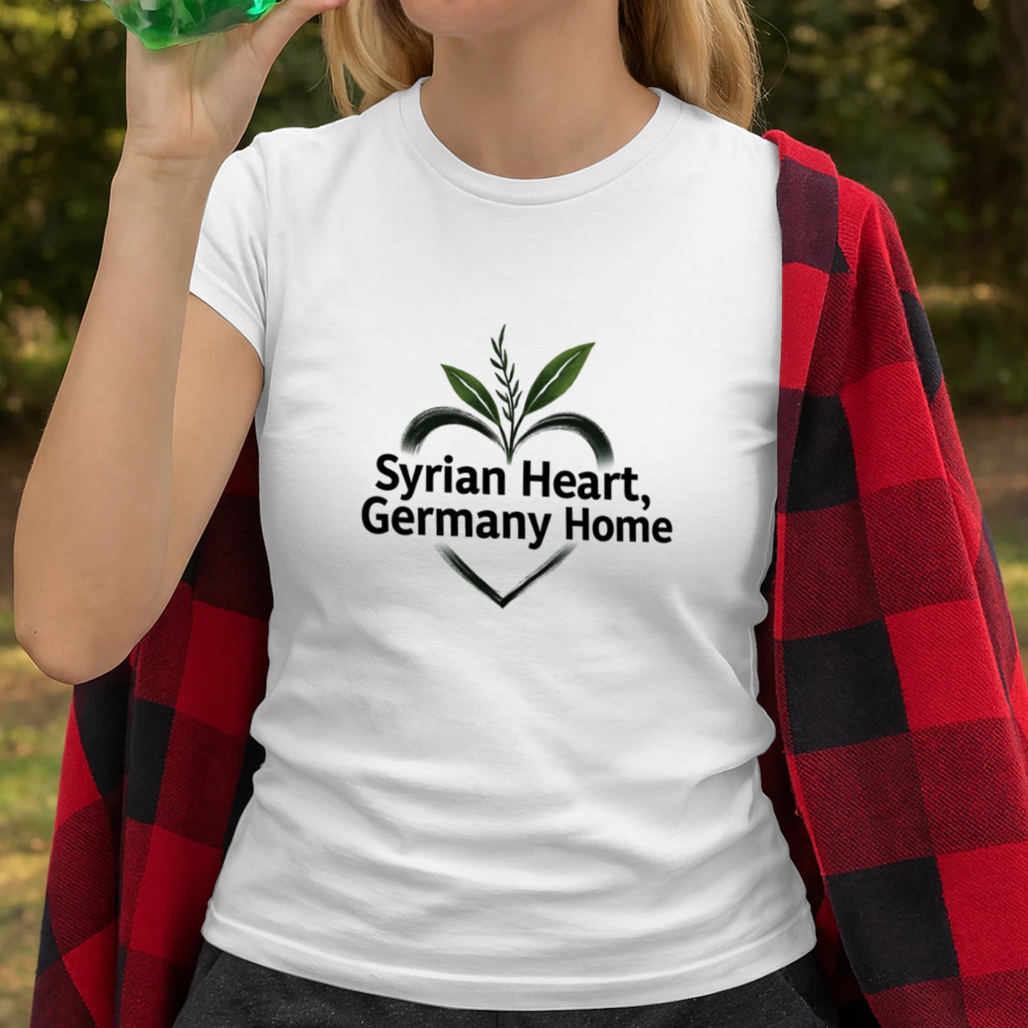 Logo Syrian Heart, Germany Home – Symbol für syrische Wurzeln und deutsche Heimat mit grünen Blättern im Herzen
