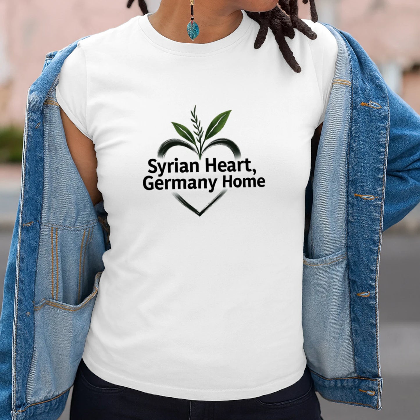 Logo Syrian Heart, Germany Home – Symbol für syrische Wurzeln und deutsche Heimat mit grünen Blättern im Herzen