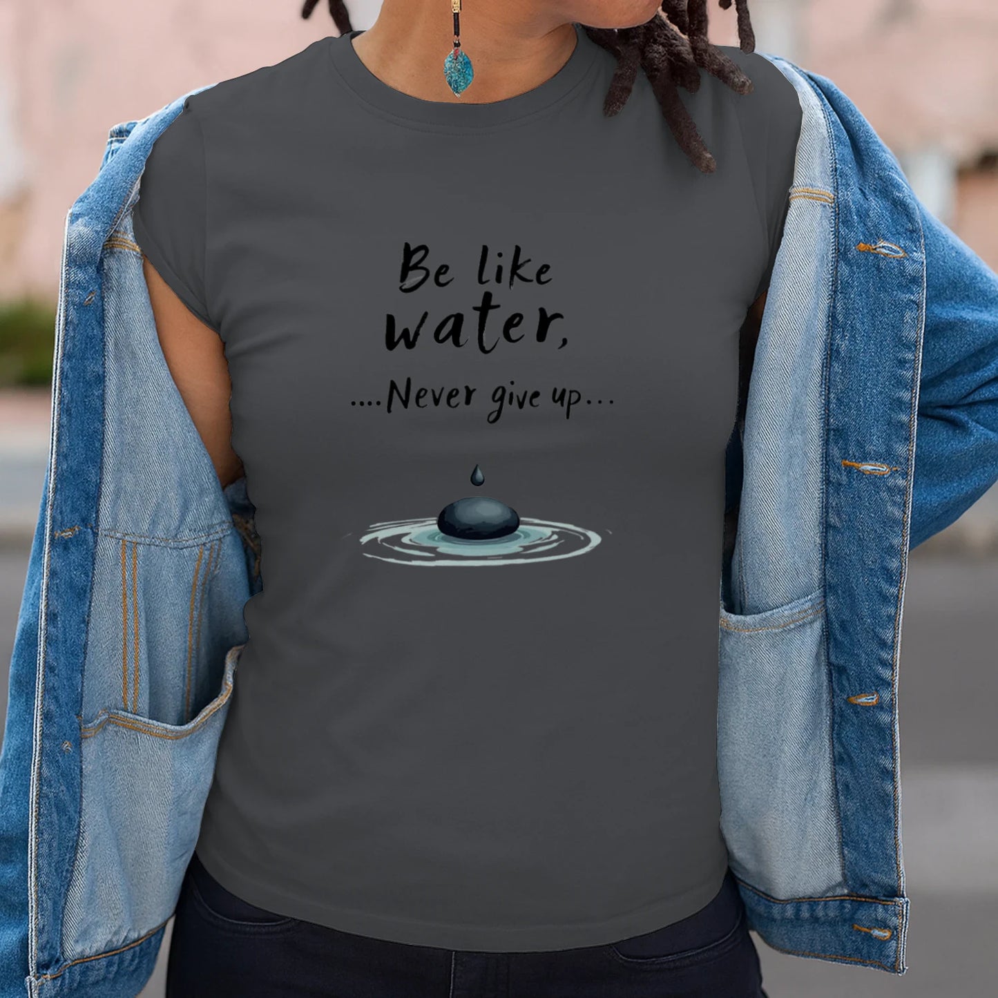 Be Like Water T-Shirt – Minimalistisches Motivations-Shirt für starke Seelen, Unisex Softstyle T-shirt mit Wasser-Motiv.