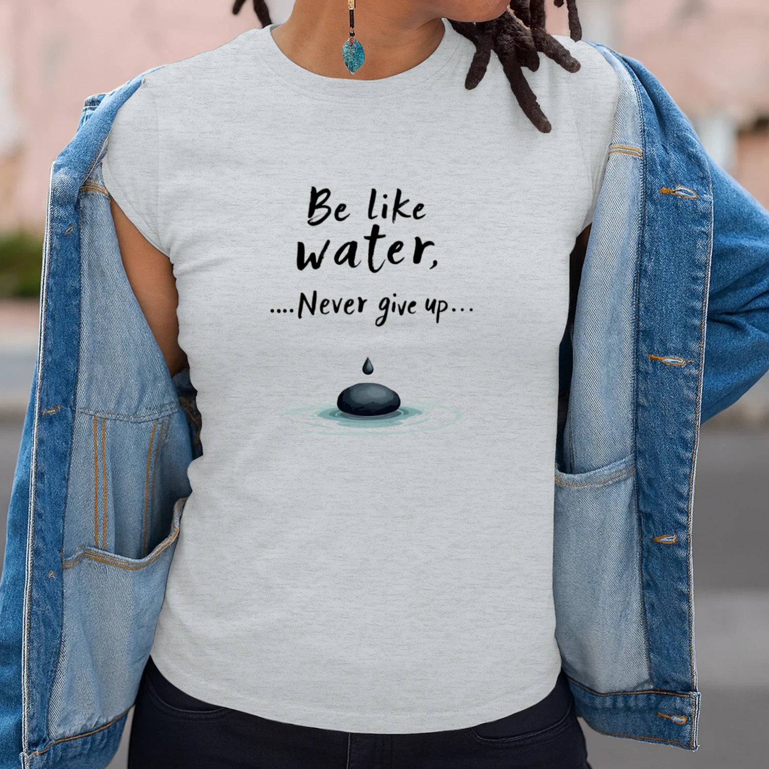Be Like Water T-Shirt – Minimalistisches Motivations-Shirt für starke Seelen – Unisex Softstyle T-shirt mit inspirierendem Druck.