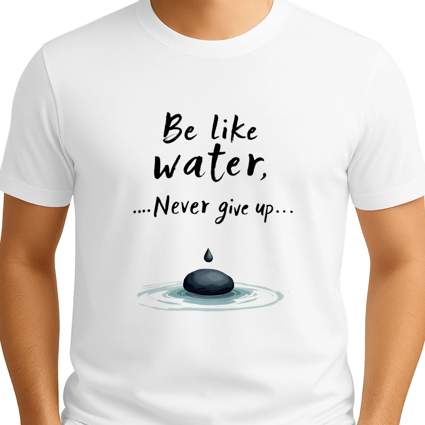 „Be Like Water“ T-Shirt – Minimalistisches Motivations-Shirt für starke Seelen - Unisex Softstyle T-shirt mit inspirierendem Druck.