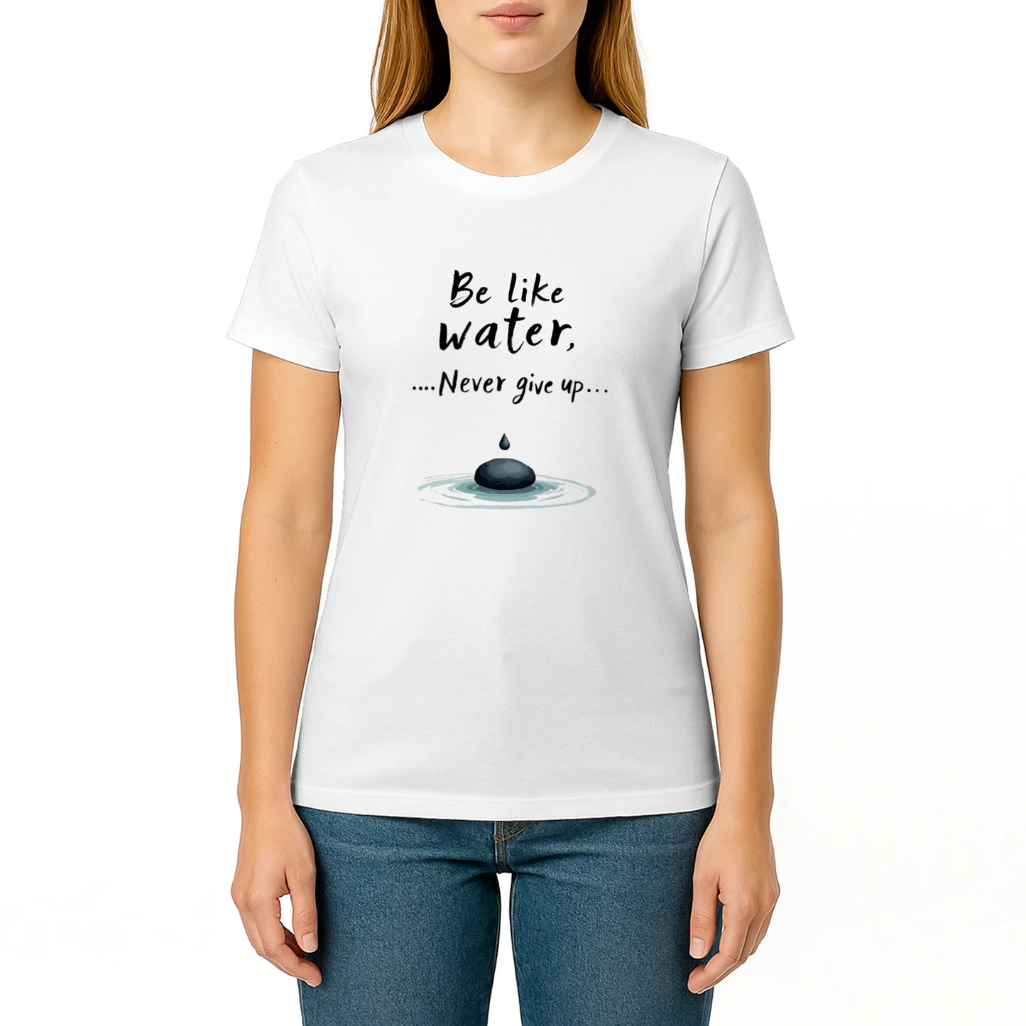 Minimalistisches weißes T-Shirt für Damen mit weißer Aufschrift: „Be like water... Never give up“ – symbolisch für Resilienz, Anpassungsfähigkeit und stille Stärke. Perfekt für alle, die in Deutschland neu anfangen oder einfach nicht aufgeben.