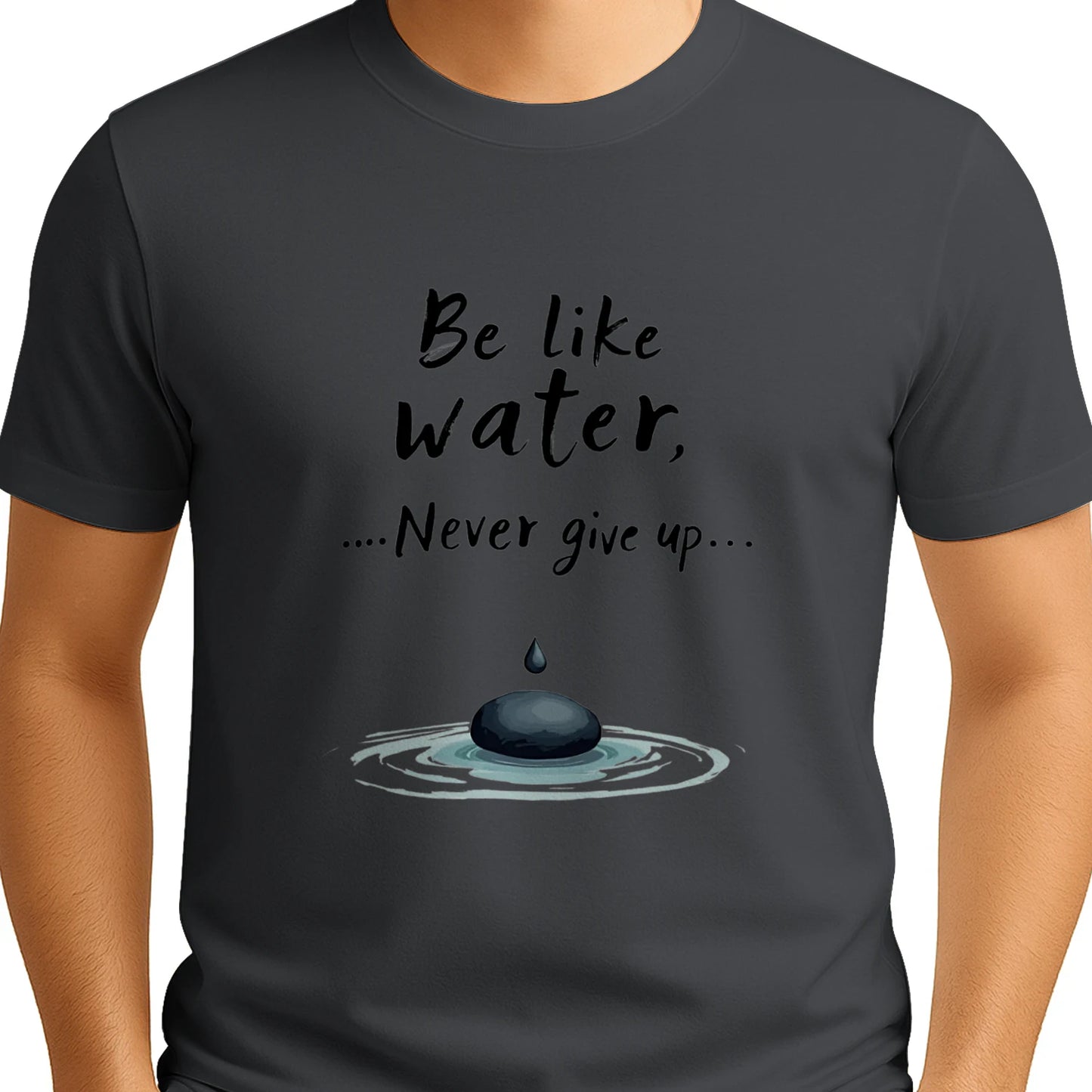 „Be Like Water“ T-Shirt – Minimalistisches Motivations-Shirt für starke Seelen - Unisex Softstyle T-shirt mit inspirierendem Design.