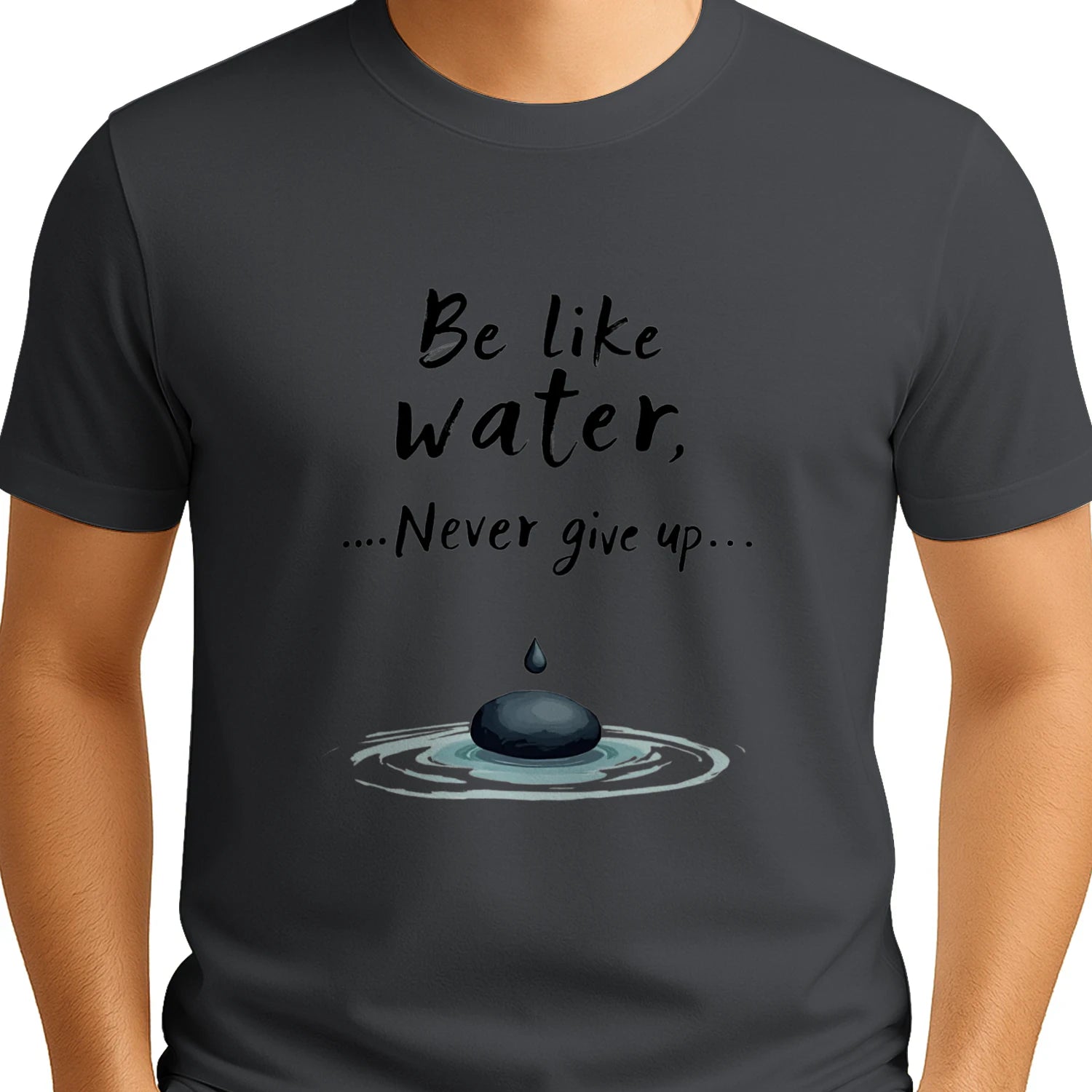 „Be Like Water“ T-Shirt – Minimalistisches Motivations-Shirt für starke Seelen - Unisex Softstyle T-shirt mit inspirierendem Design.