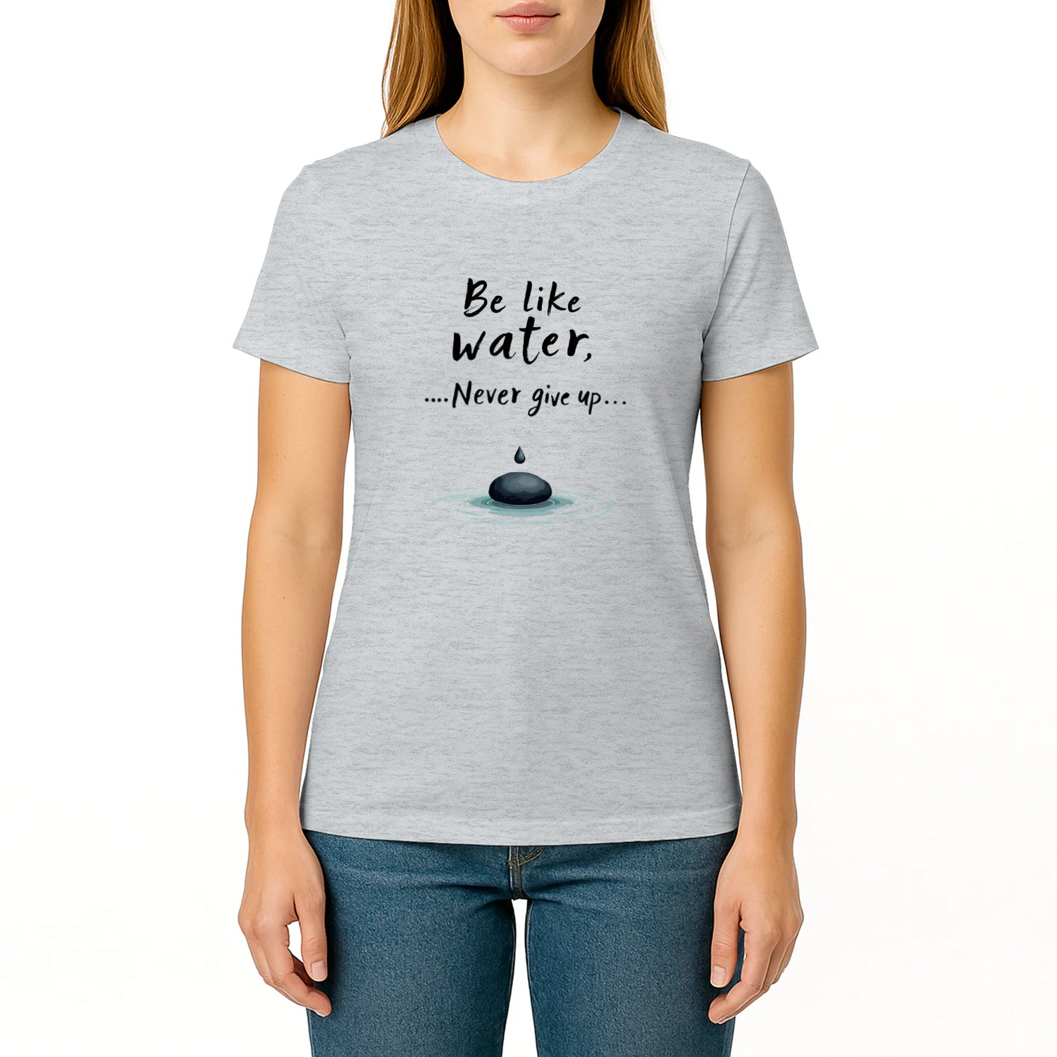 Be Like Water T-Shirt – Minimalistisches Motivations-Shirt für starke Seelen - Unisex Softstyle T-shirt in grau.