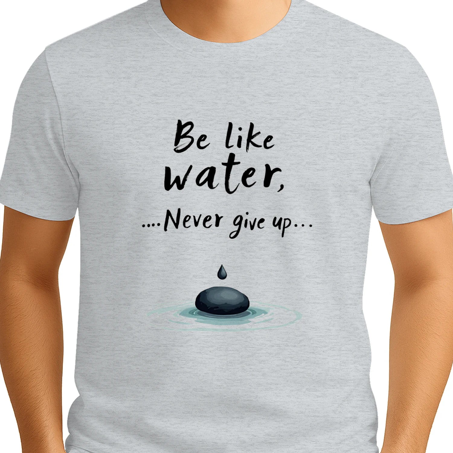 Be Like Water T-Shirt – Minimalistisches Motivations-Shirt für starke Seelen - Unisex Softstyle T-shirt mit Wasserbild.